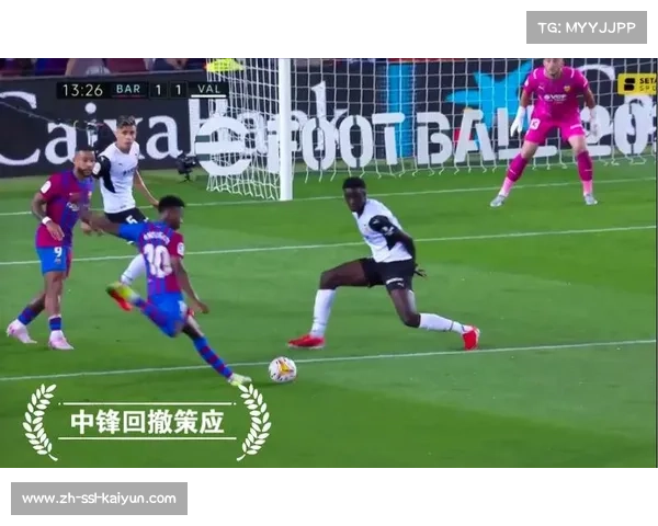 伪九号角色在战术体系中复兴 前锋回撤策应创造进攻空间